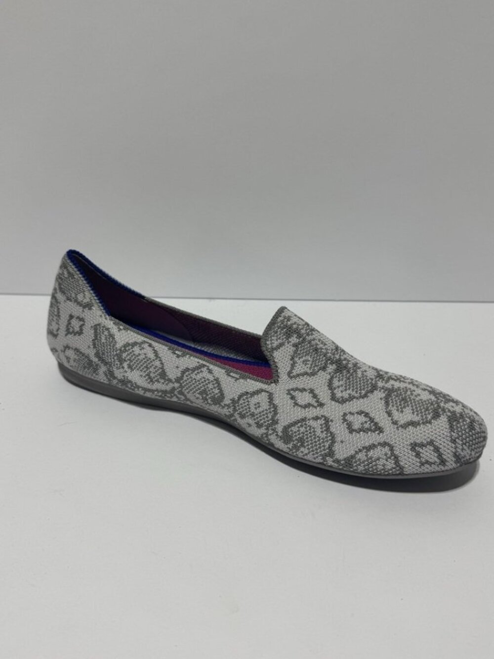 Rothys Womens The Loafer Ivory Grey Snake Size 10M - Picture 2 of 6